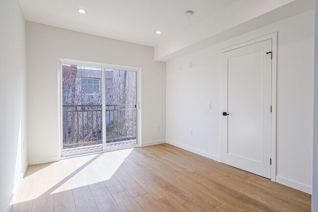 Building Photo - 1227 N June St