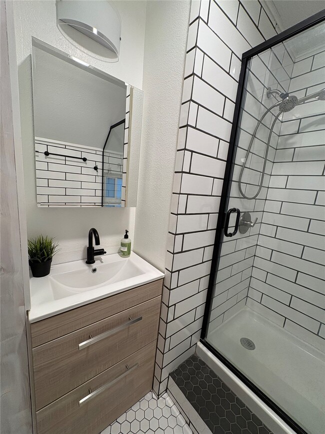 Building Photo - 115 W 6th St