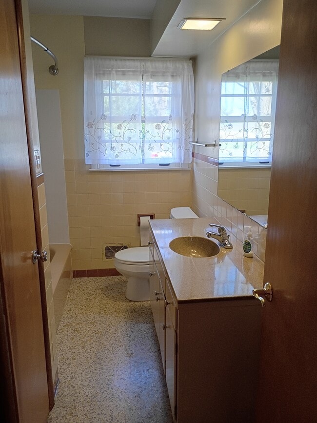 Building Photo - 395 W Newport Rd