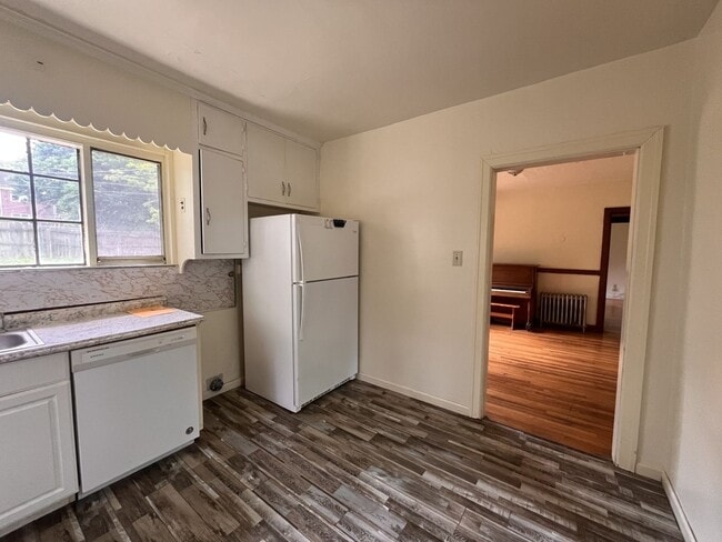Building Photo - 3-bedroom, 2-bath student house