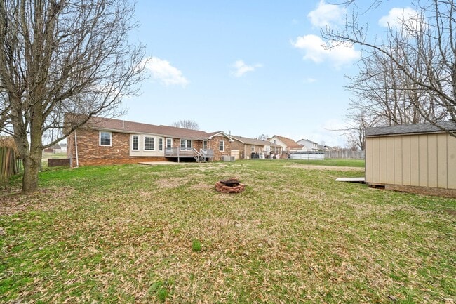 Building Photo - Pet Friendly Three Bedroom!