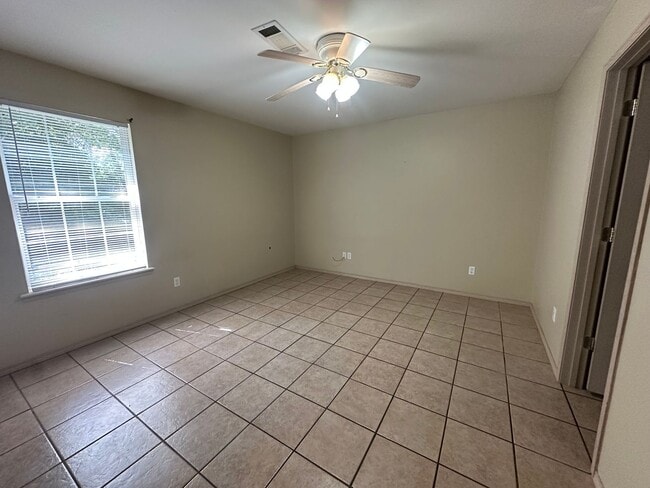 Building Photo - Welcome to this charming 3-bedroom, 2-bathroom home located in the heart of Russellville, AR.
