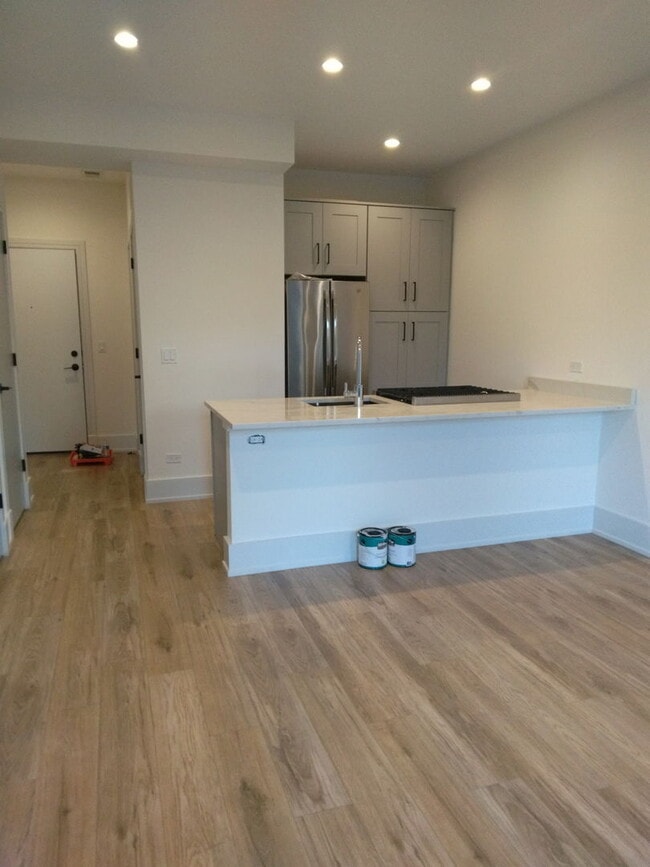 Building Photo - 4540 N Ravenswood Ave