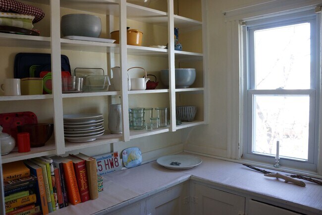 Building Photo - 2 Bedroom 2nd Floor Apartment South Wedge ...