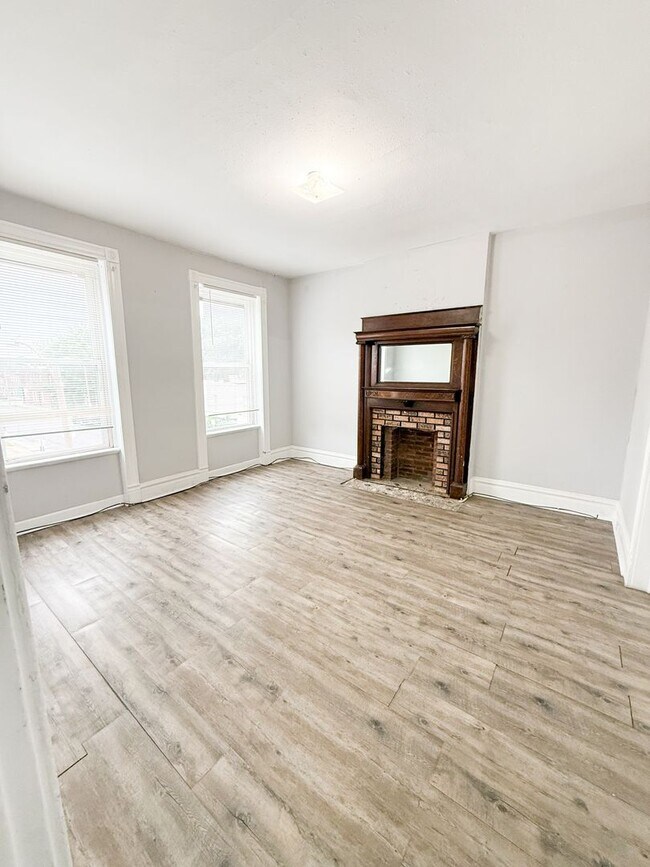 Building Photo - Modern 2 bed/1 bath apartment right off trendy Cherokee Street!