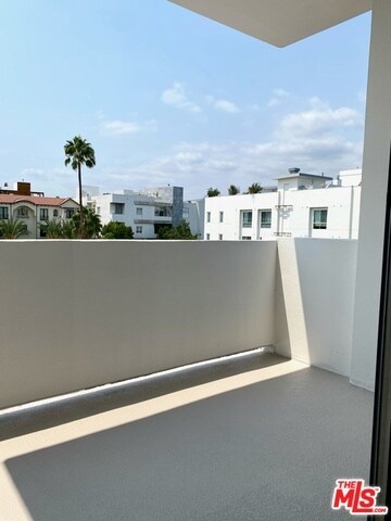 Building Photo - 435 N Oakhurst Dr