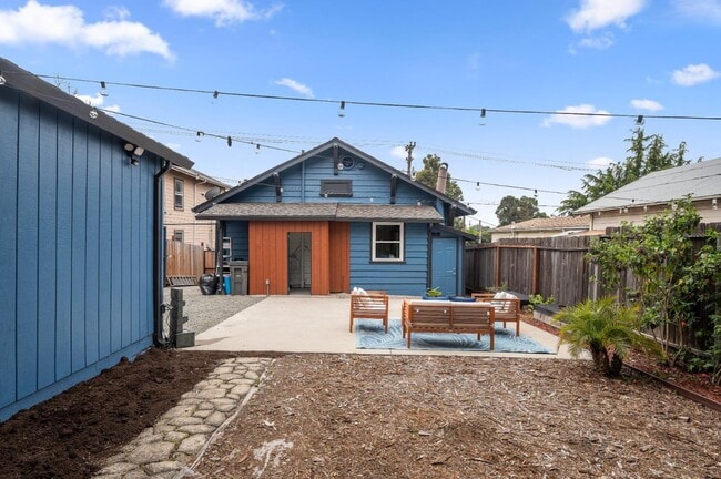 Building Photo - 6900 Thornhill Dr