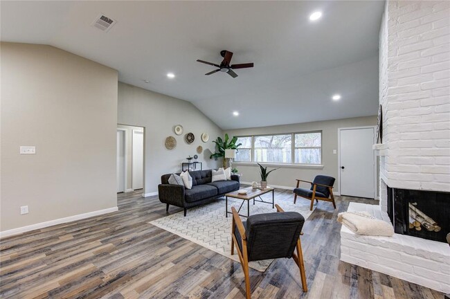Building Photo - 15706 Amapola Dr