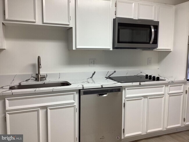 Building Photo - 5901 Mt Eagle Dr