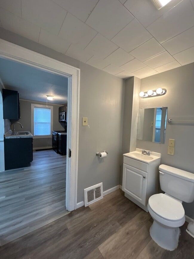 Building Photo - * Accepting Section 8 * 2-Bedroom, 1-Bathr...