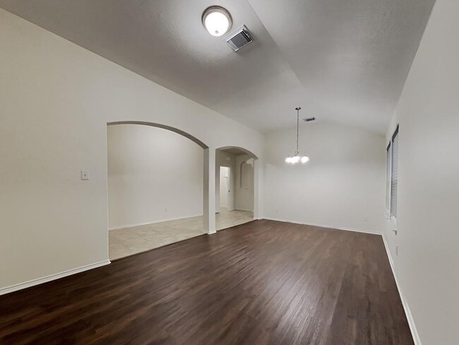 Building Photo - 2550 Riverway Dr