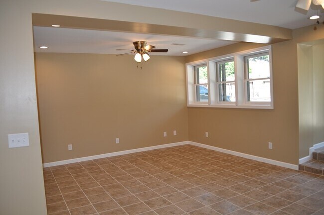 Building Photo - Apartment For Lease!!