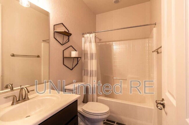 Building Photo - 2513 W Pollo Cir