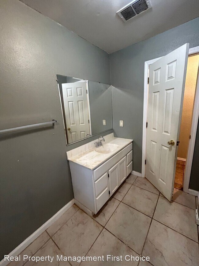 Building Photo - 3 br, 1 bath House - 905 W Denver