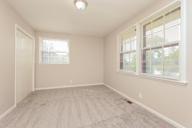 Building Photo - 3854 Valley Ridge Dr