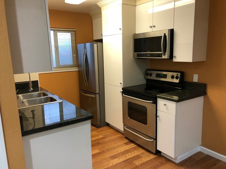 Building Photo - 1675 Whitwood Ln