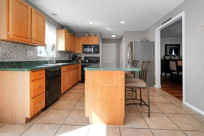 Building Photo - Charming Colonial on Quiet Cul-de-Sac