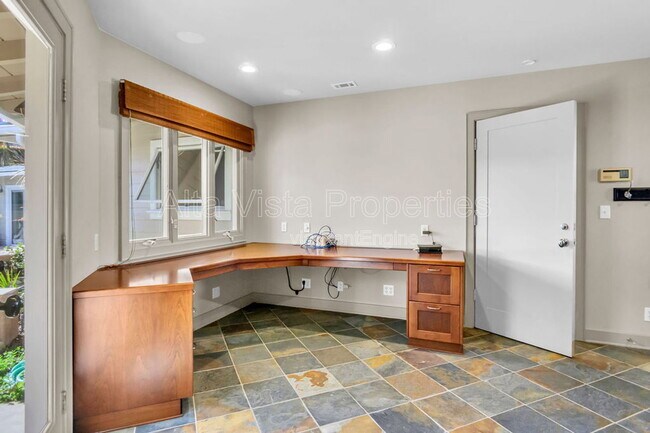 Building Photo - 5940 La Jolla Mesa Dr