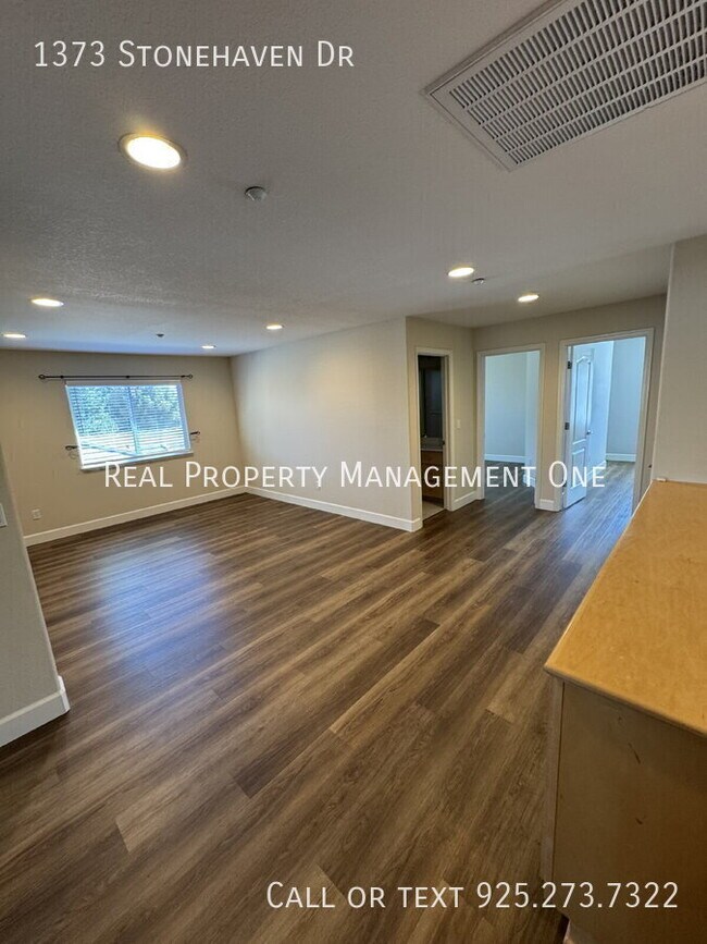 Building Photo - 1373 Stonehaven Dr