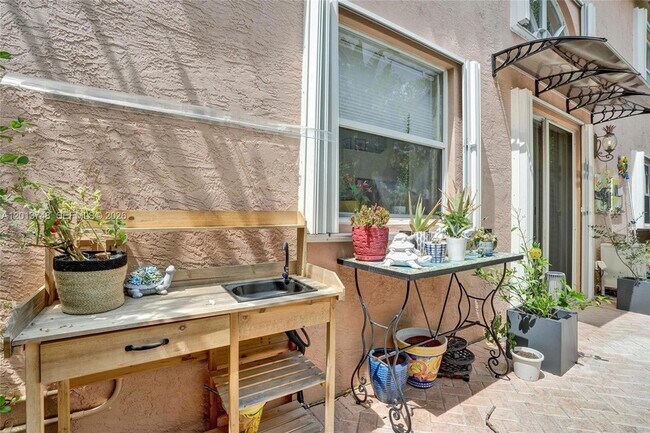 Building Photo - 6204 NW 78th Ct