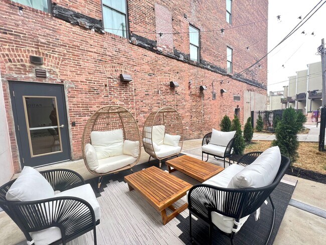 Building Photo - 733 W Pratt