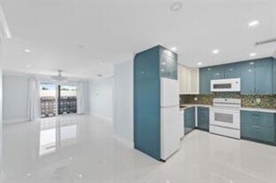 Building Photo - 3220 Bayview Dr