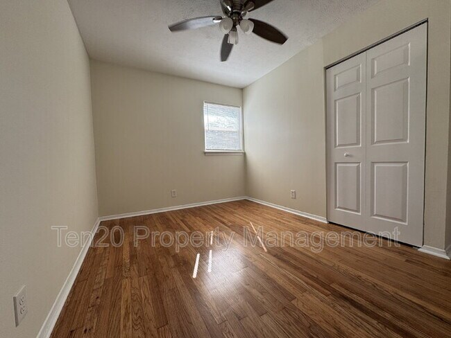 Building Photo - 302 26th St