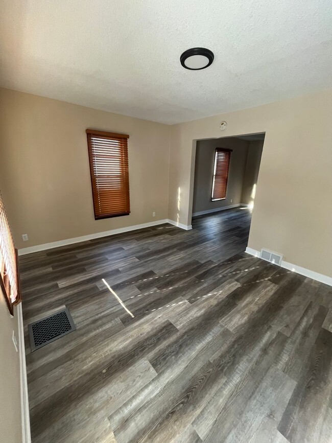 Building Photo - 2 Bed 1 bath Duplex! 1/2 OFF FIRST MONTHS ...