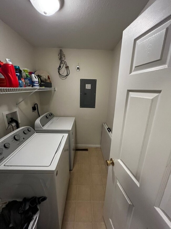 Building Photo - 3-Bedroom/2-Bathroom Single-Family Home – Available August 1st!