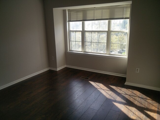 Building Photo - Spacious Newly Rennovated 2 Bedroom House with 2.5 Bath