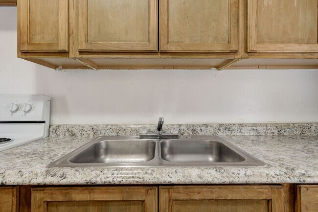 Building Photo - Cozy 2BD/1BTH Home Move In Ready Minutes f...