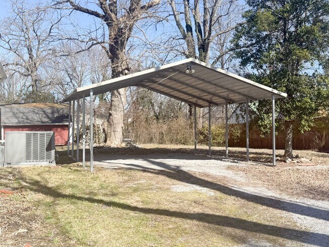Building Photo - 3-Bedroom Home with Carport and Spacious Rooms Near Tennessee Tech & Downtown Cookeville
