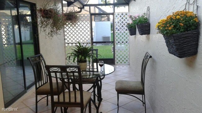 Building Photo - 3 br, 2 bath Townhome - 9087 SW 22nd St Apt A