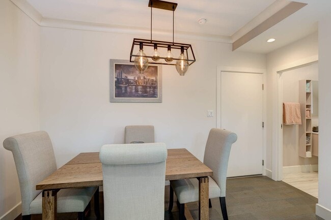 Building Photo - 4418 Kingswell Ave