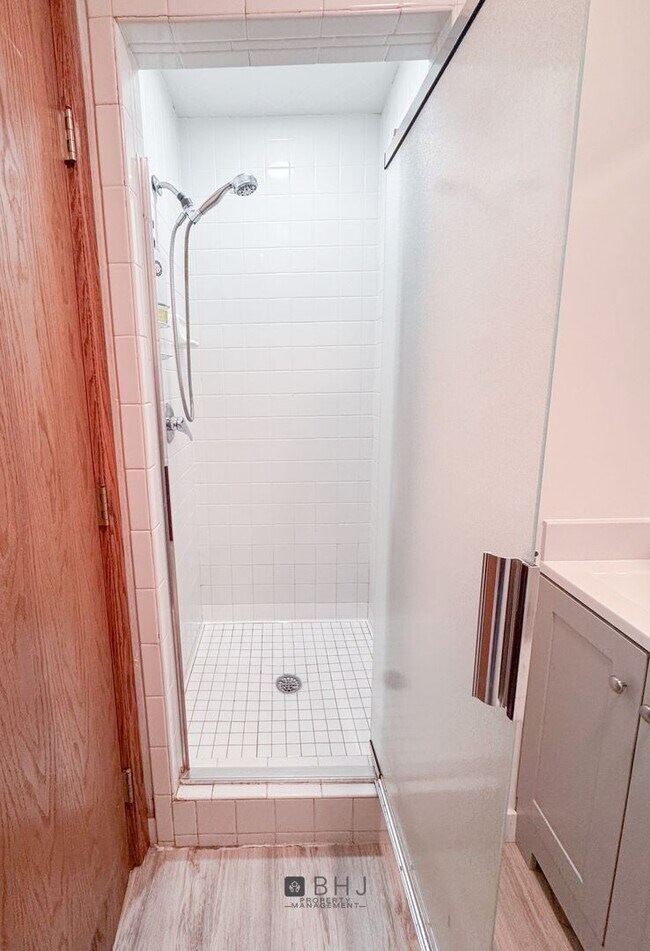 Building Photo - SHORT TERM 6 MONTH ONLY - Dog Friendly 3 b...