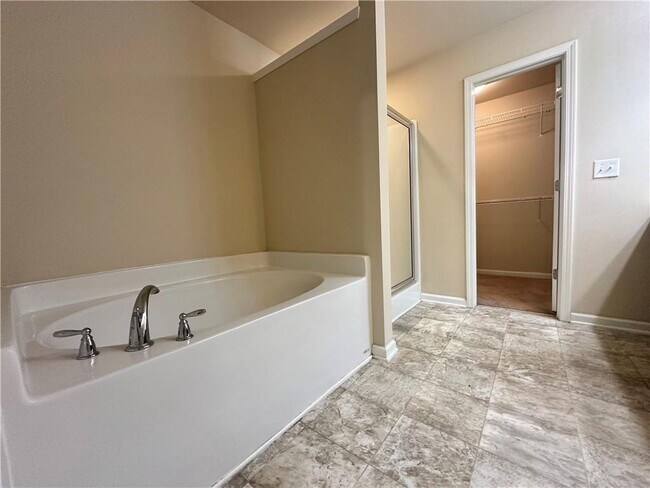 Building Photo - 244 Highland Pointe Cir E