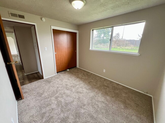 Building Photo - Newly Renovated 3 Bedroom Home in Federal Way