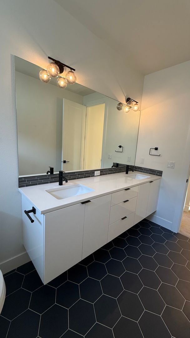 Building Photo - $900 move in bonus! Stunning & Spacious 2-...