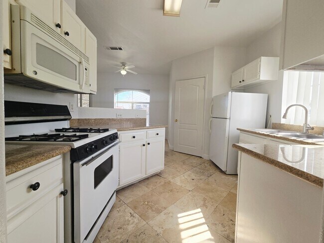 Building Photo - ONE BEDROOM ONE BATH UPSTAIRS CONDO!