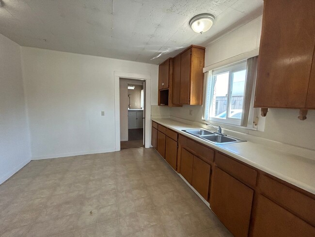 Building Photo - 1441 Coldwell Ave