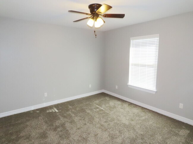 Building Photo - Stunning 4 Bedroom, 2 Bath Home in Lindale