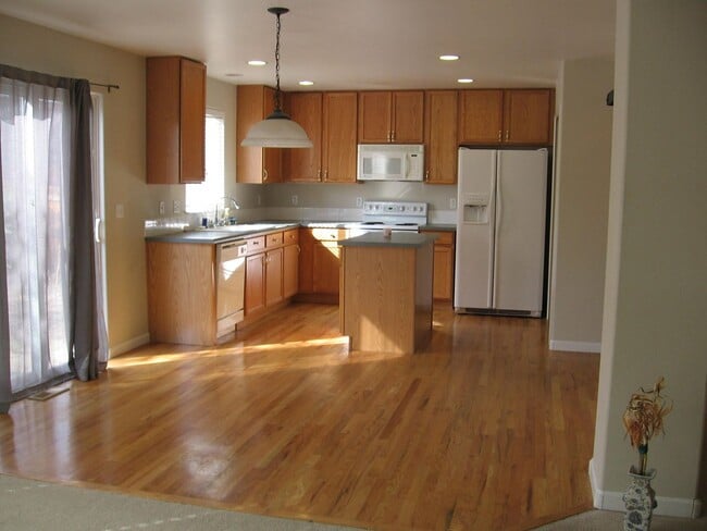 Building Photo - BRIGHT AND BEAUTIFUL 2 STORY HOME