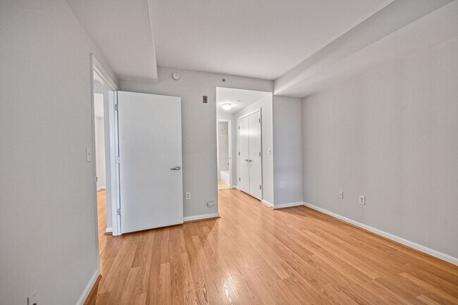 Building Photo - Beautifully Renovated 1BR Condo With Balco...