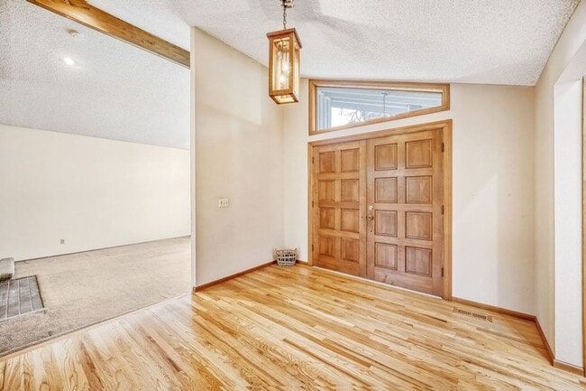 Building Photo - Single Family house on Meridian Valley Country Club.  Gated community