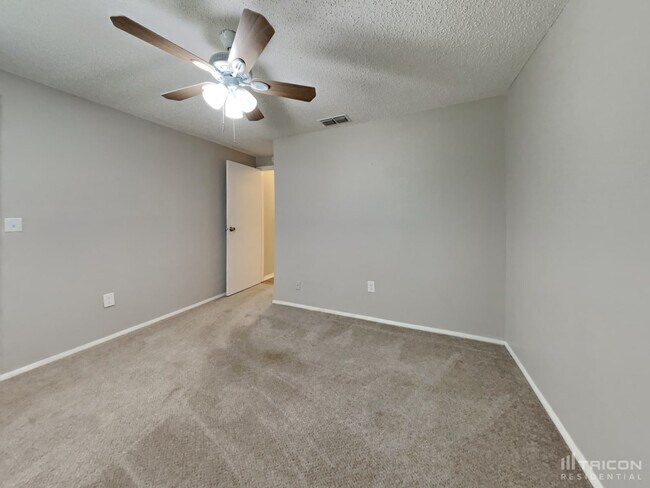 Building Photo - 1421 Rustling Oaks Dr