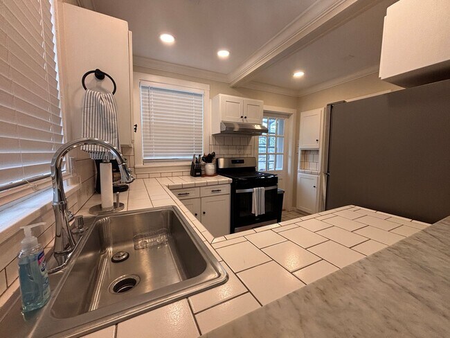 Building Photo - 217 Thayer St