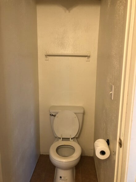 Half bathroom toilet - 5775 Bertrand Ave