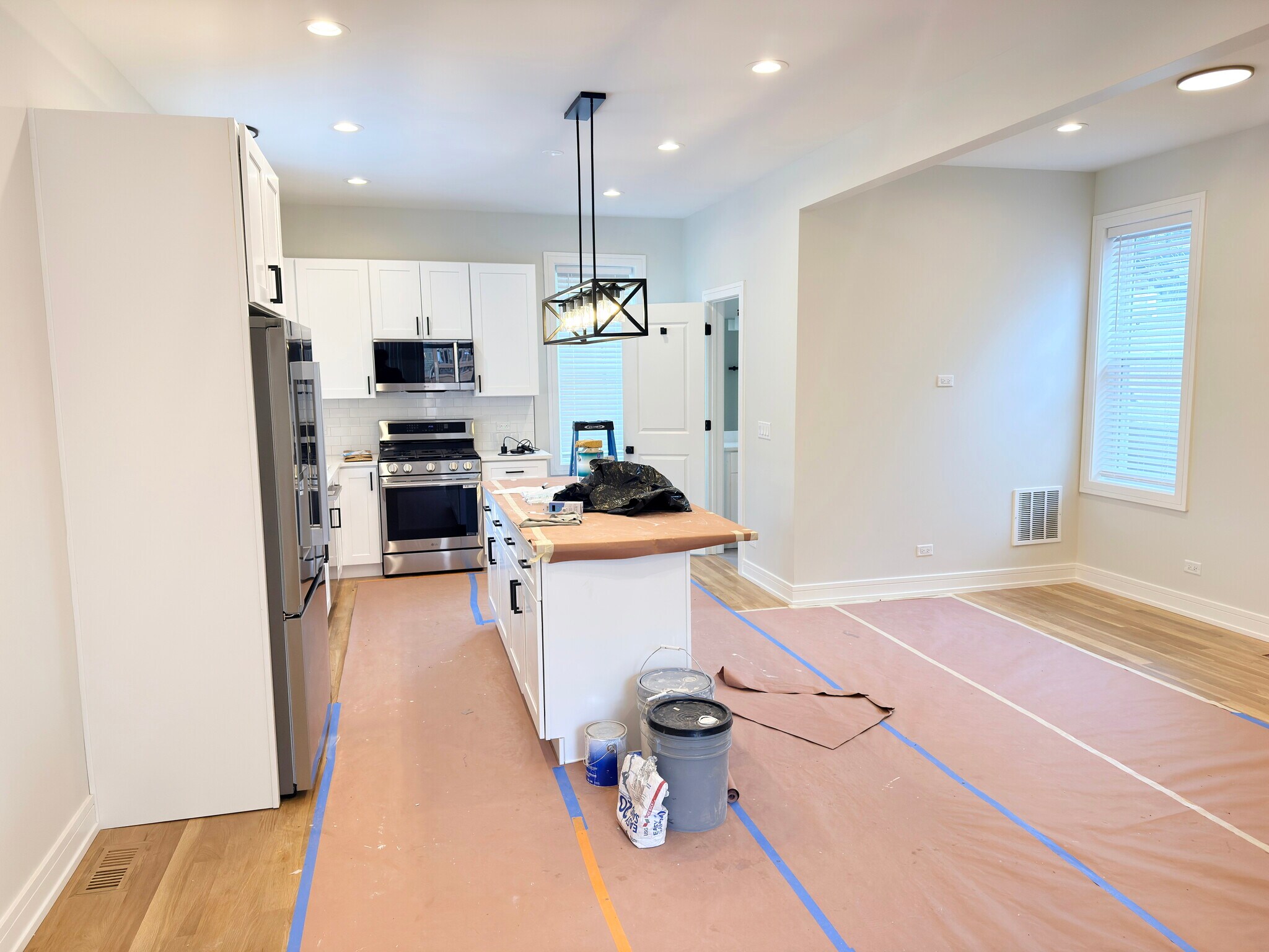 Building Photo - 858 N Paulina St