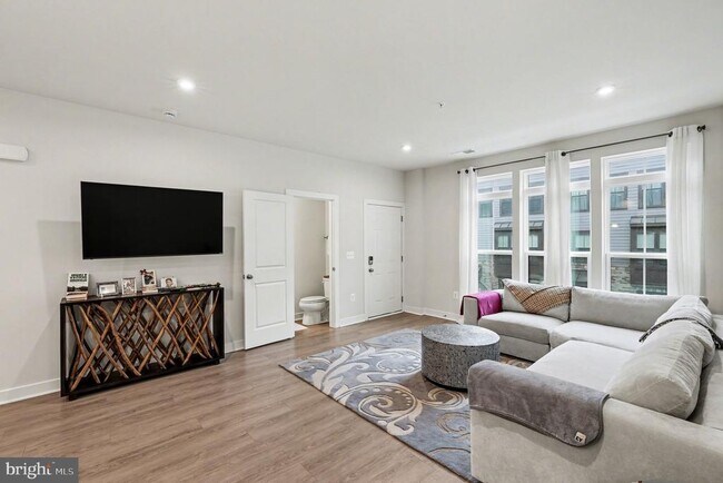 Building Photo - 17414 Southern Shrs Dr