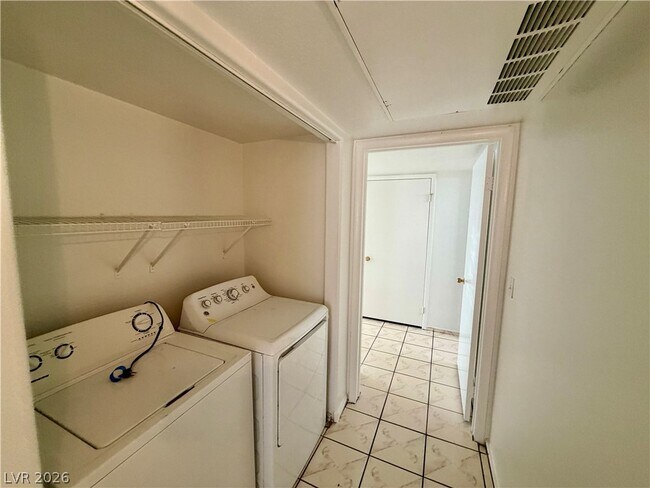 Building Photo - 3131 Key Largo Dr